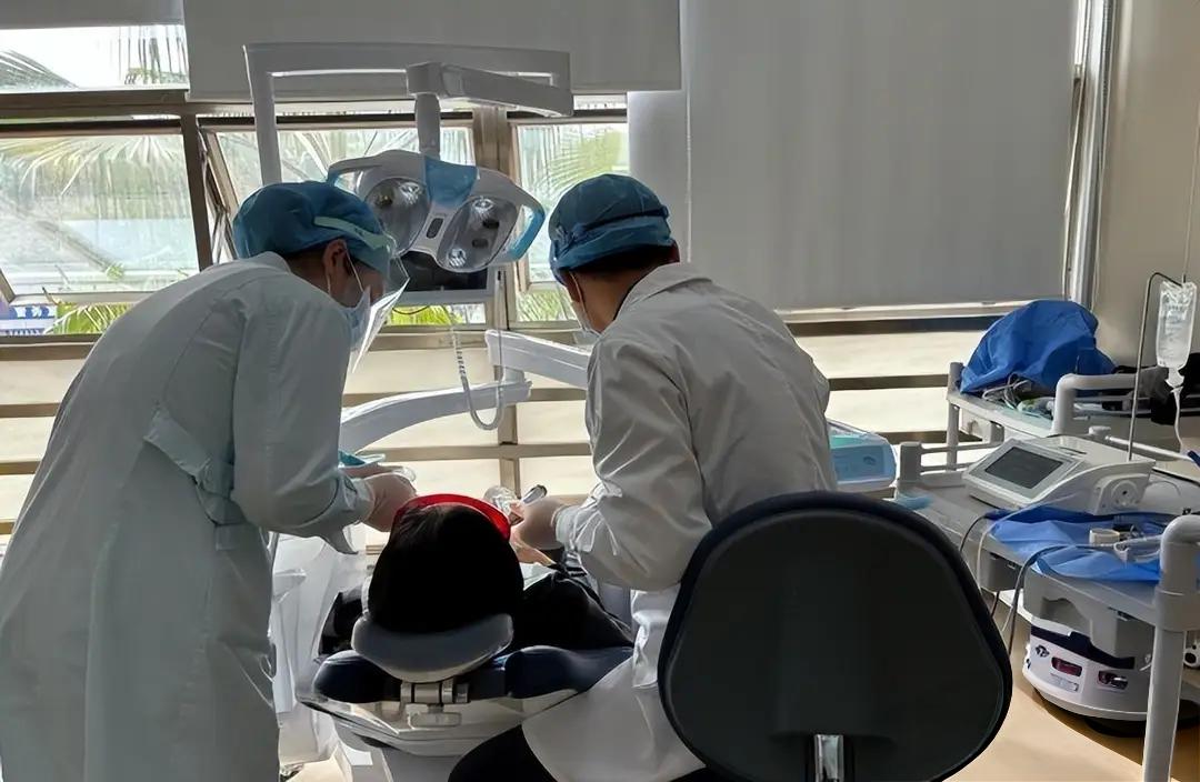 种植牙集采价格_牙科暴利行业_奔跑口腔诊所种植牙价格