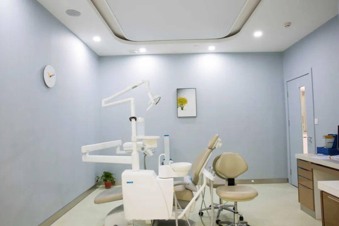 郑州牙科机构推荐_郑州德贝口腔张富强_超植口腔全龄种植
