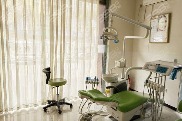 广州德美华晨口腔(花都院区)何家燕 花都种牙正畸去哪好？德美华晨口腔何家燕医生技术怎么样？